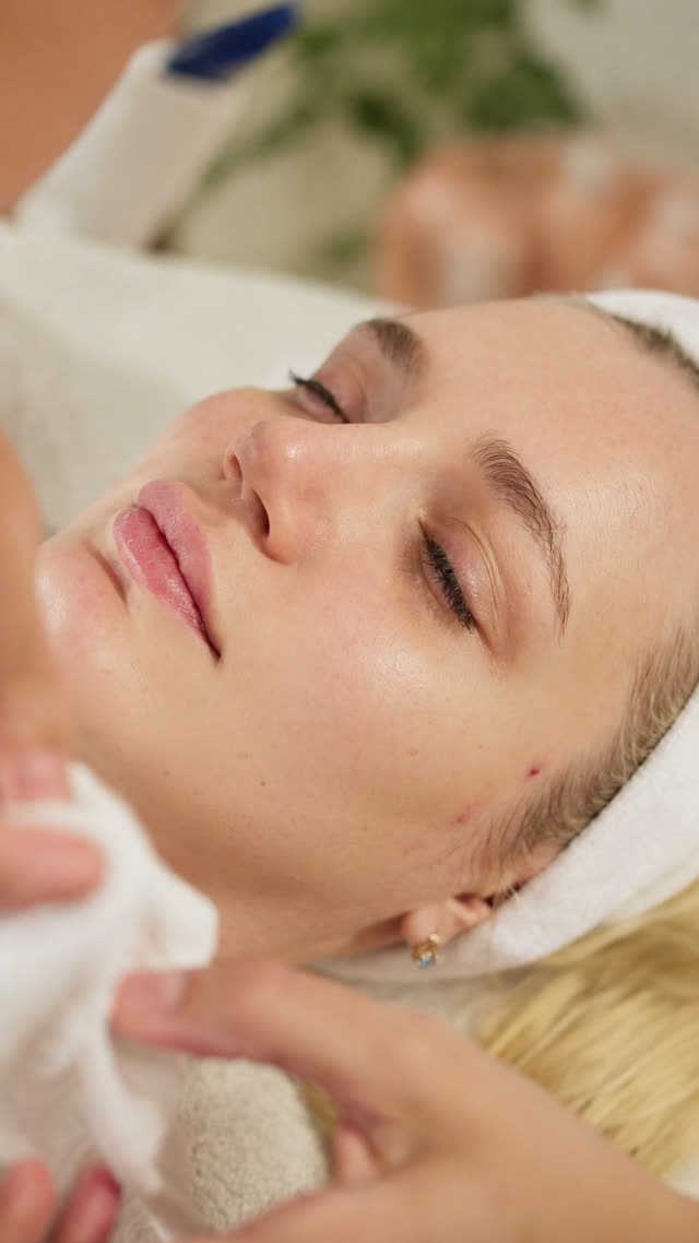 Instant Glow Facial Massage bei Get Set Glow Zürich
